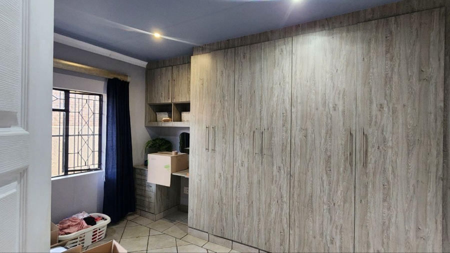 5 Bedroom Property for Sale in Safari Gardens North West